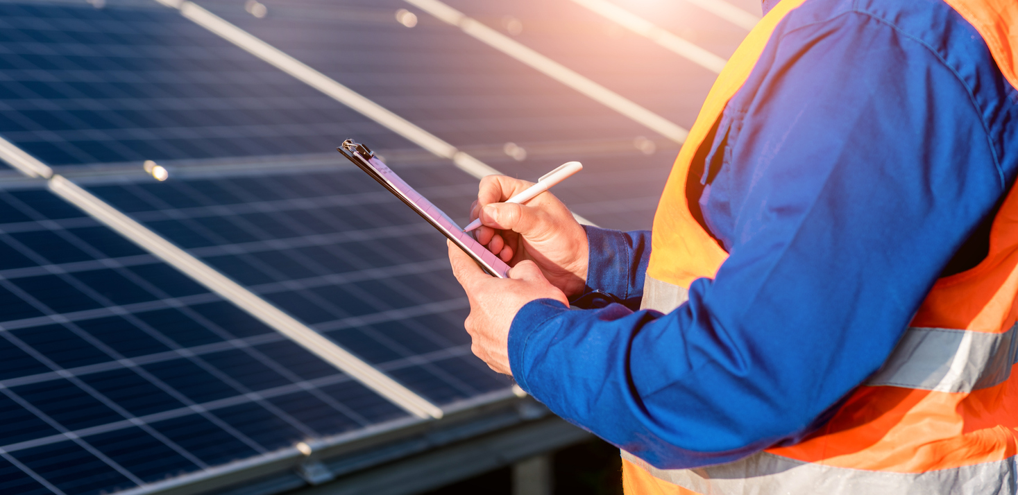 inspector examination of photovoltaic modules using a thermal imaging camera